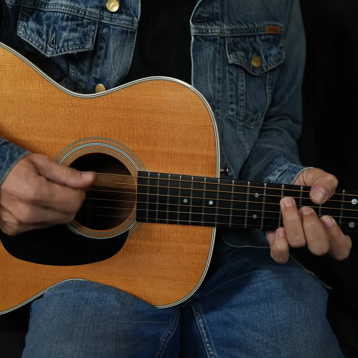 Adulte jouant de la guitare avec plaisir dans un intérieur chaleureux