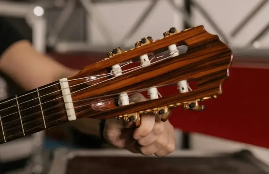 Accorder une guitare classique avec un accordeur en ligne 440 Hz