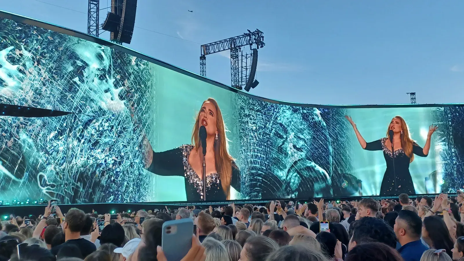 Adele en concert en 2024, sur une grande scène
