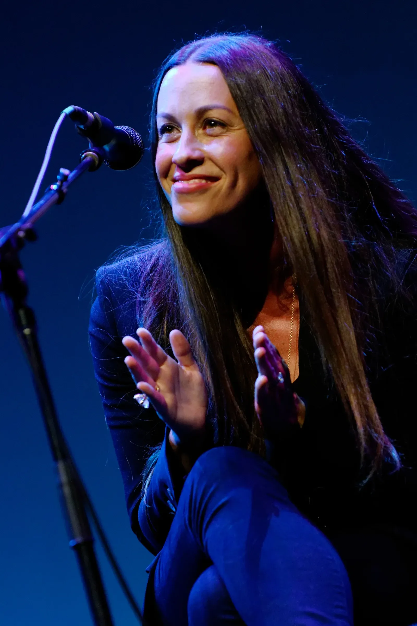 Alanis Morissette en concert, micro à la main