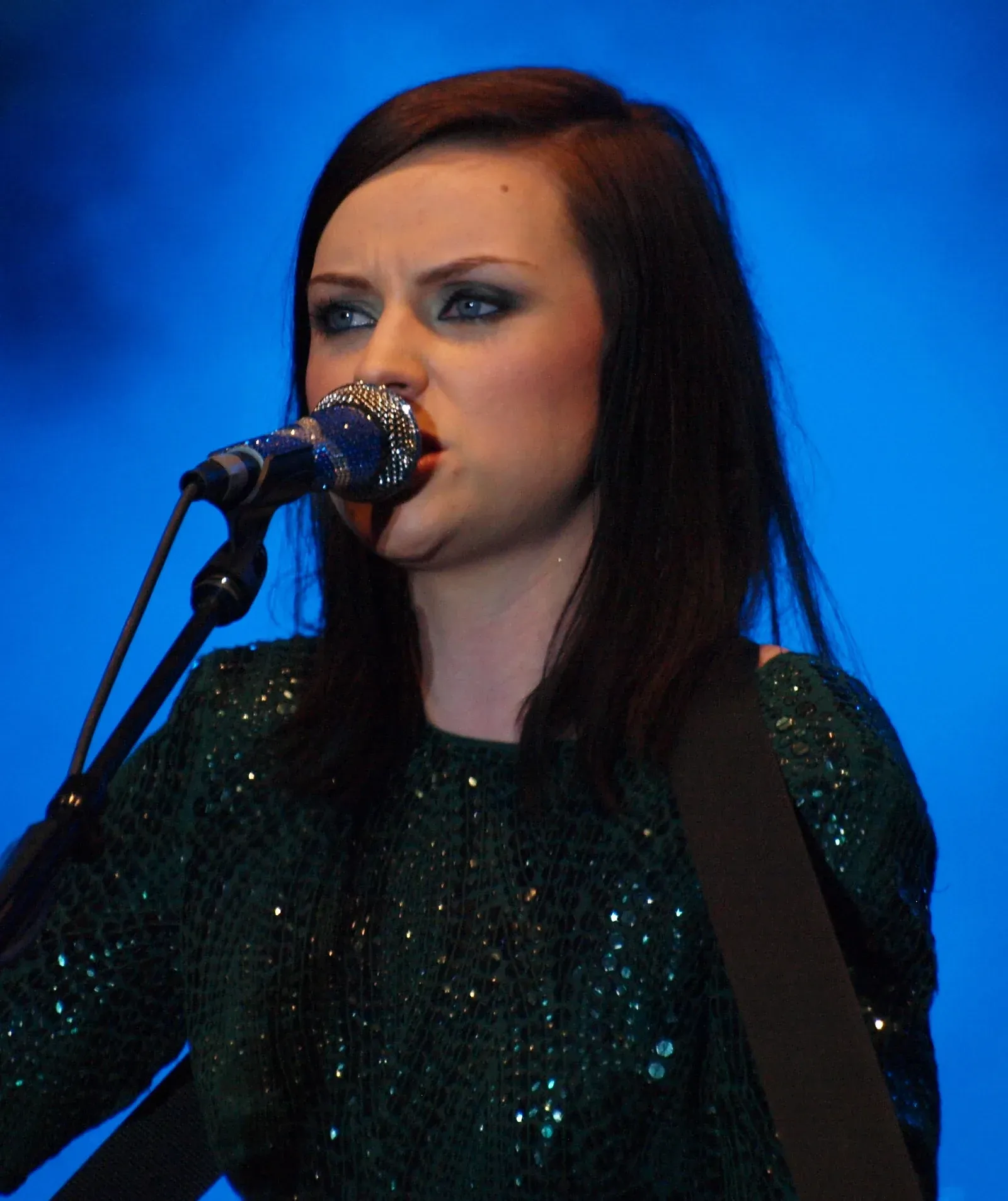 Amy Macdonald à la guitare acoustique sur scène à Stockholm en 2010