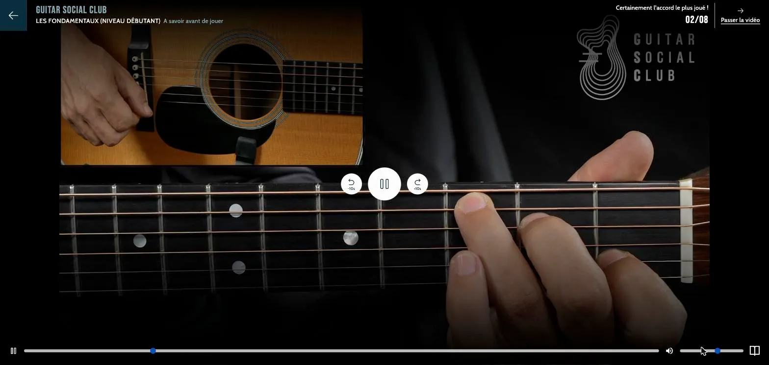 Lecteur vidéo de l'app Guitar Social Club : plan rapproché de la main sur un accord