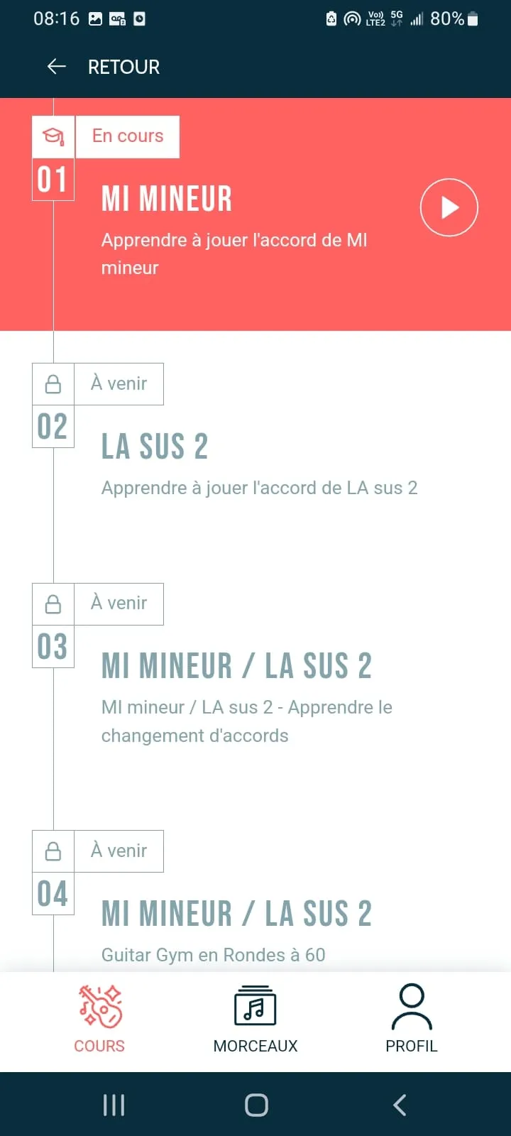 Écran de l'app Guitar Social Club : les vidéos rangées par étapes, une en cours et les suivantes à venir