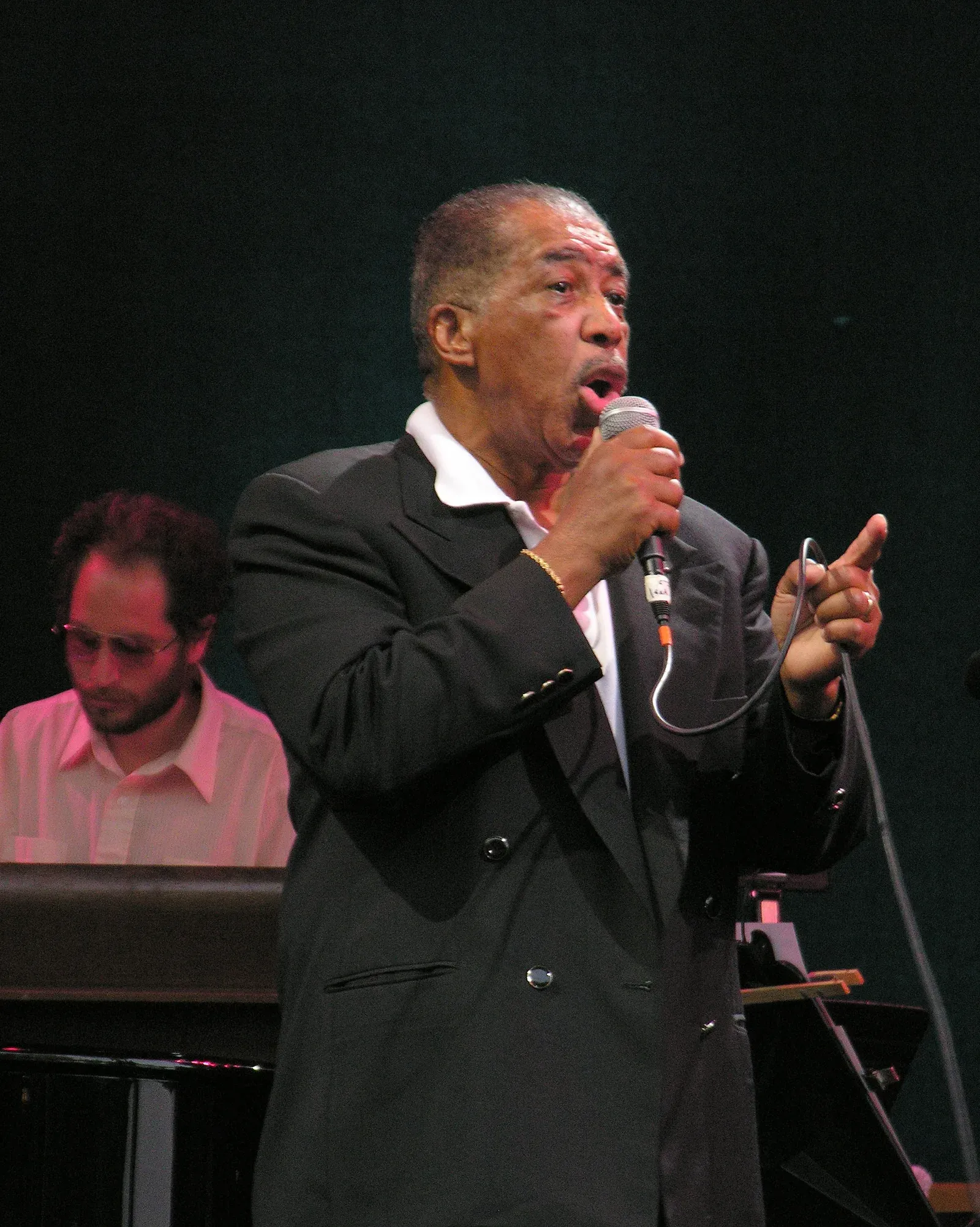 Ben E. King en concert, micro à la main