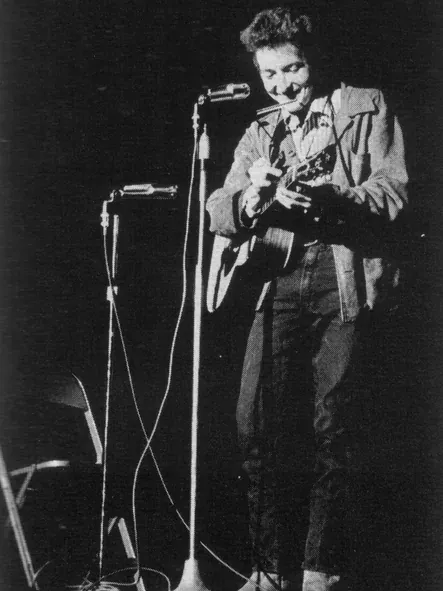 Bob Dylan jouant en concert dans les années 70