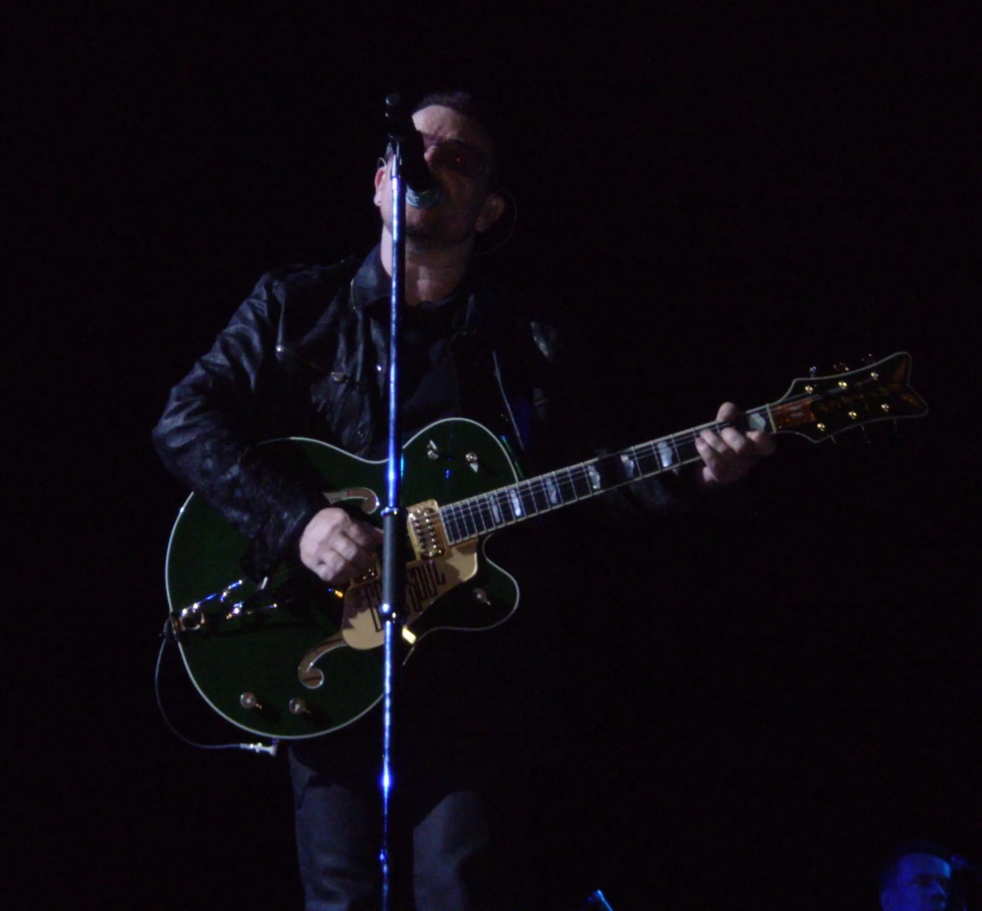 Bono guitare : écriture, acoustique, rythme et comment jouer comme lui