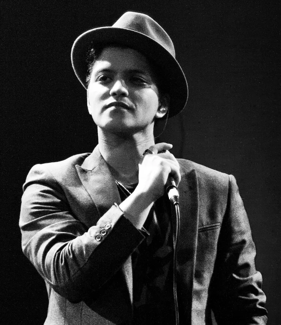 Portrait de Bruno Mars en noir et blanc