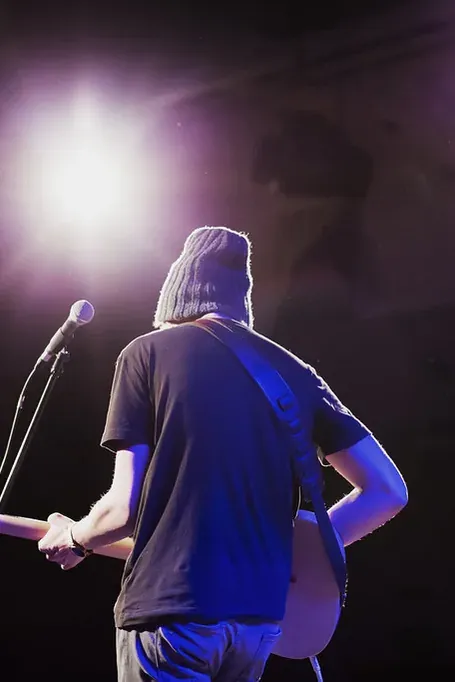 Accompagner un chanteur à la guitare : tonalité, volume, signaux et la place à laisser