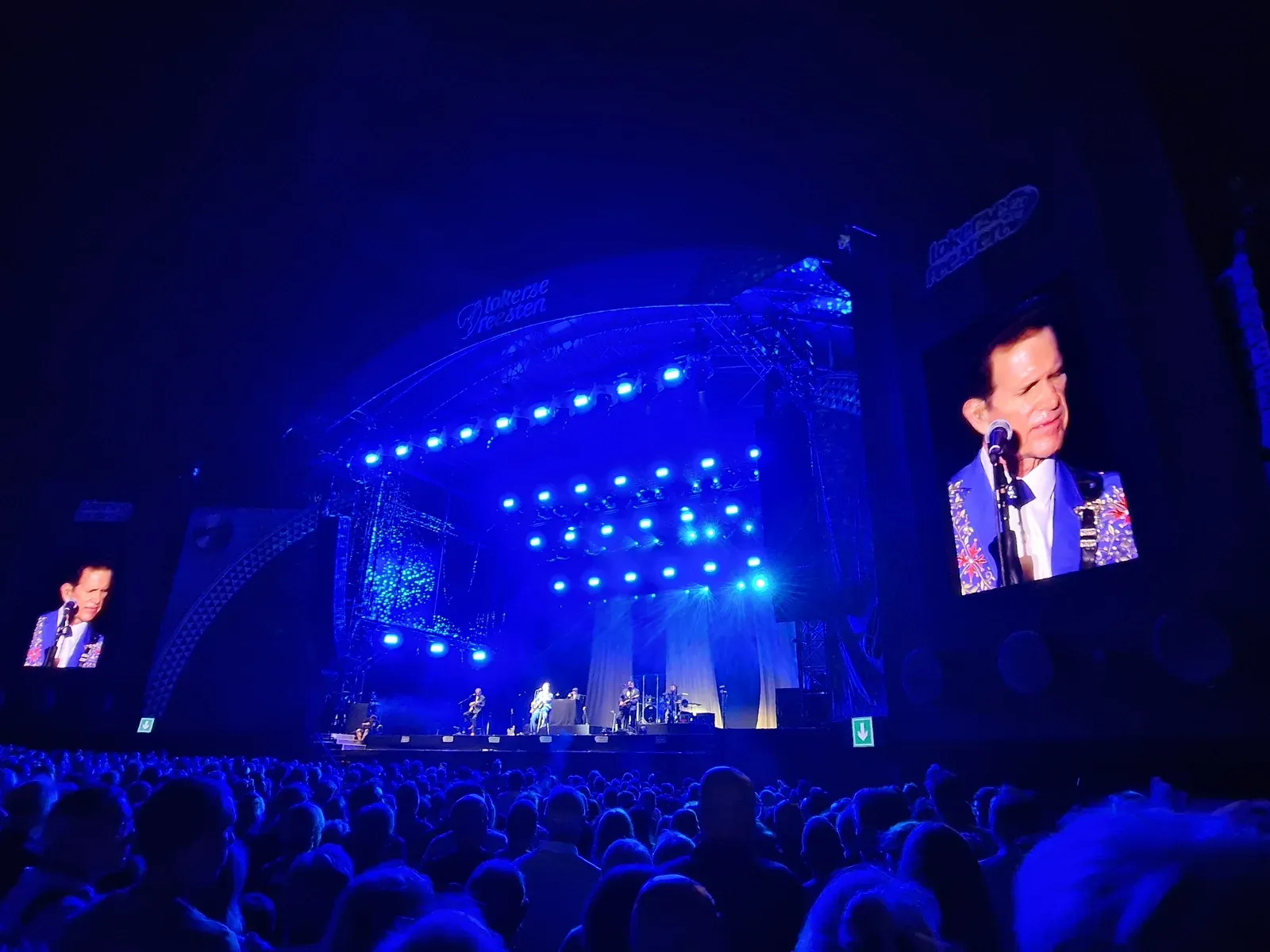 Chris Isaak en concert avec une guitare électrique
