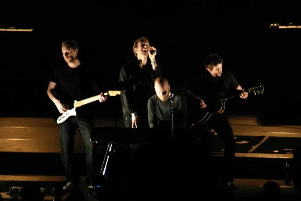 Coldplay en session acoustique intime jouant The Scientist à la guitare