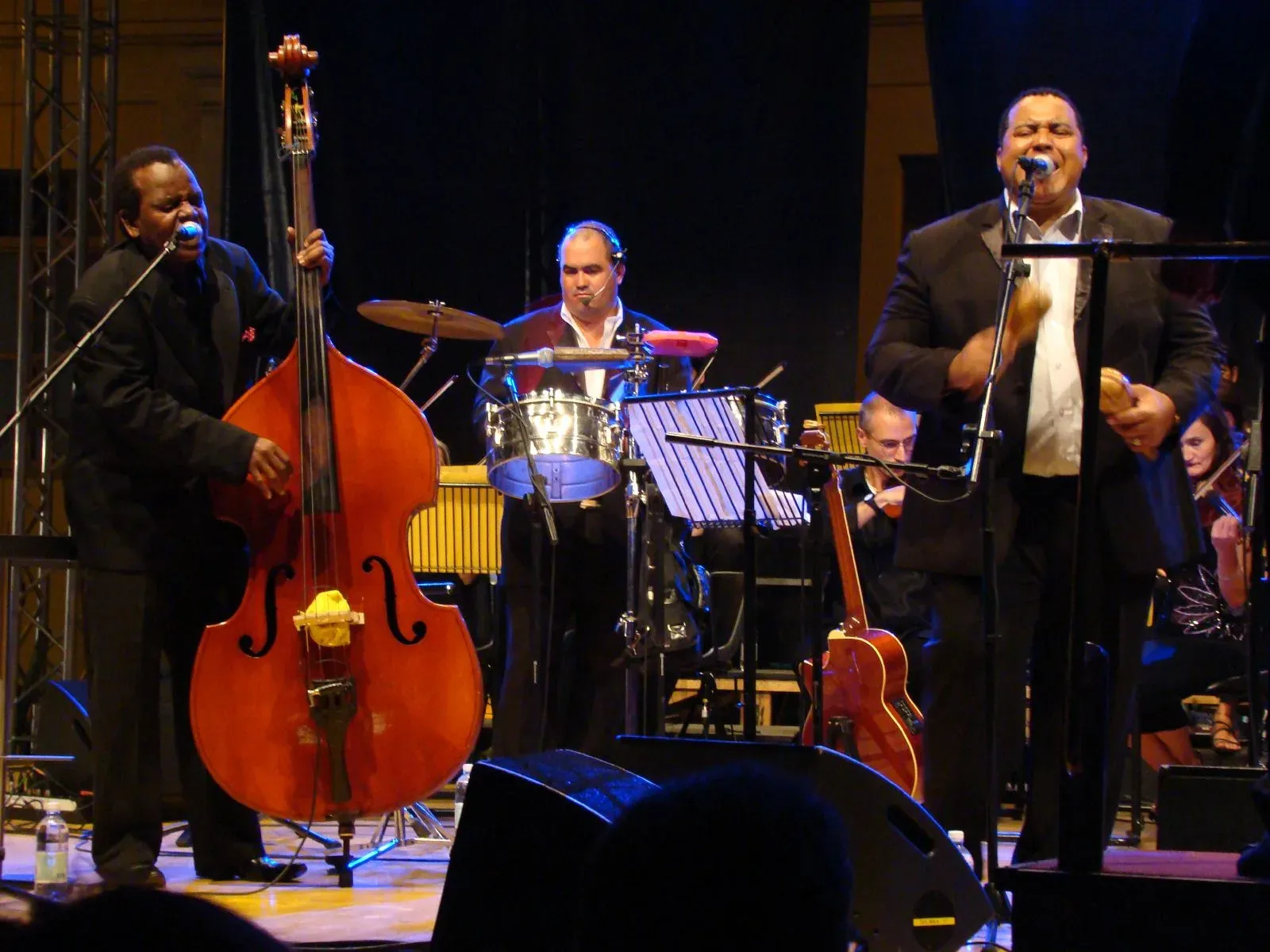 Formation de son cubain en concert : contrebasse, timbales, maracas et guitare