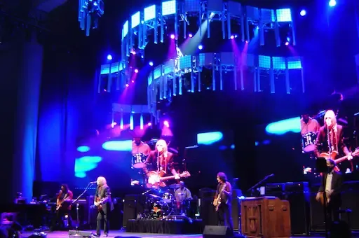 Tom Petty en live jouant Free Fallin' guitare
