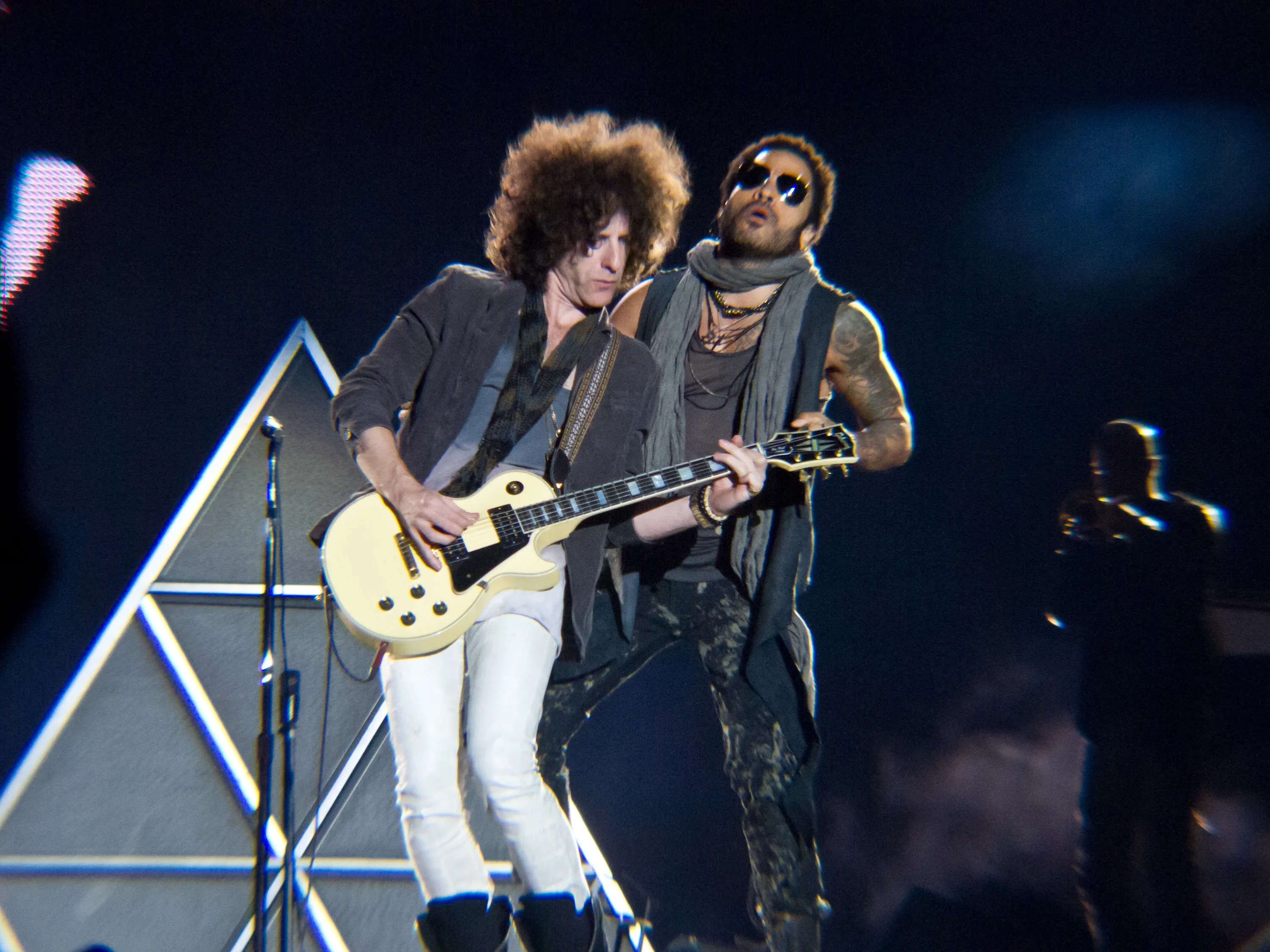 Craig Ross jouant de la guitare électrique avec Lenny Kravitz