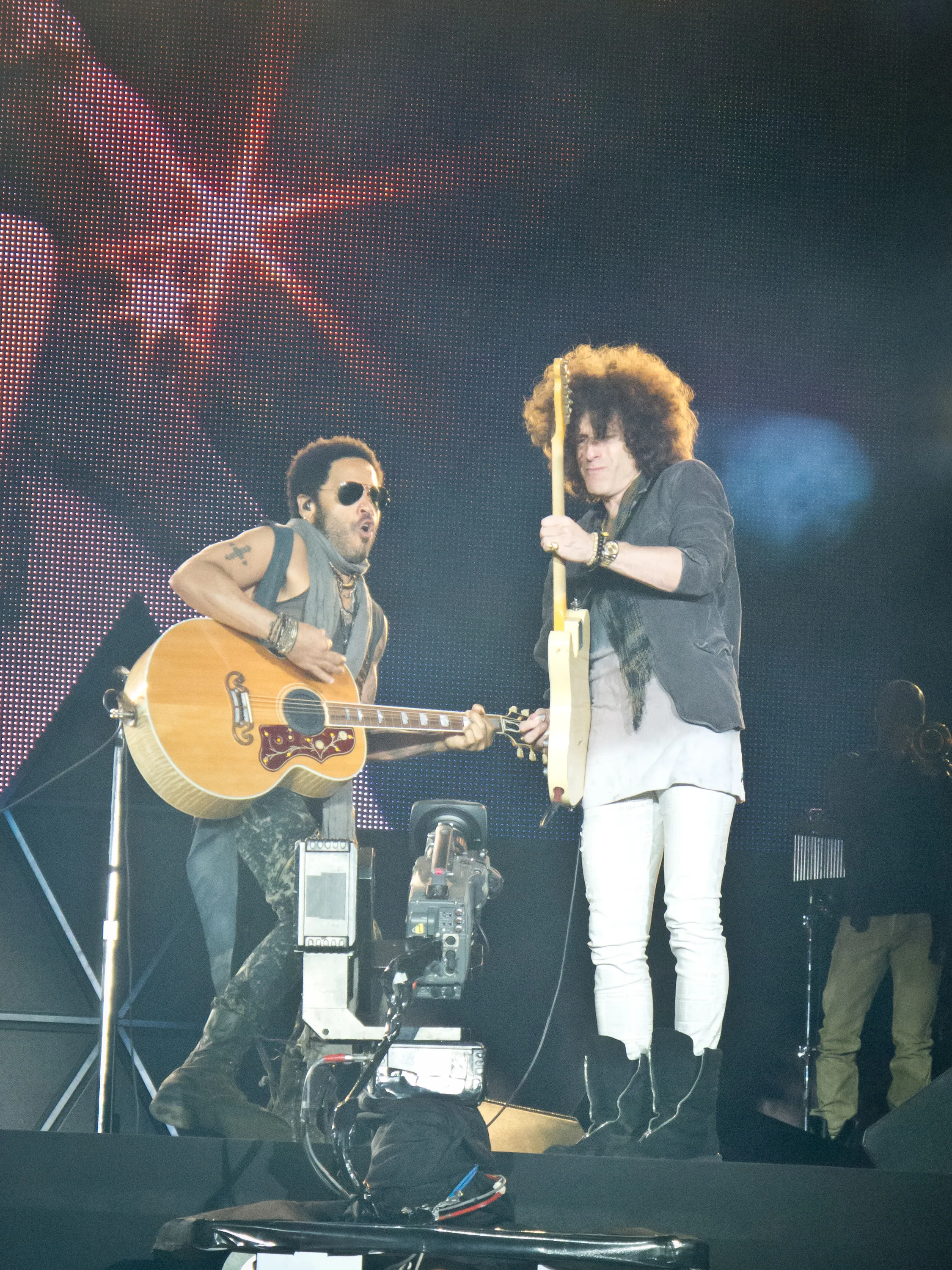 Craig Ross et Lenny Kravitz sur scène avec des guitares