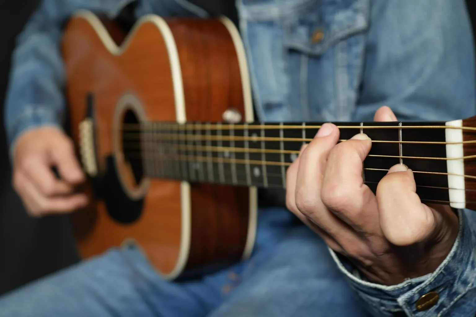 DADGAD fingerpicking avec cordes à vide en drone