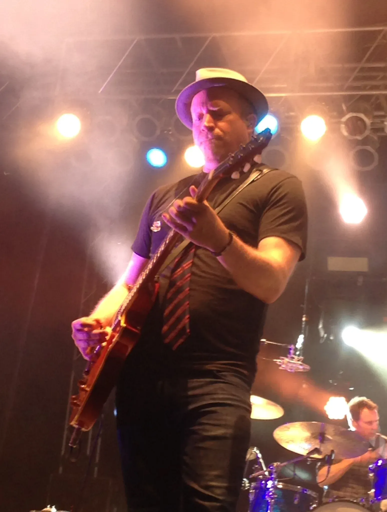 Dan Vickrey en concert, éclairé de dos