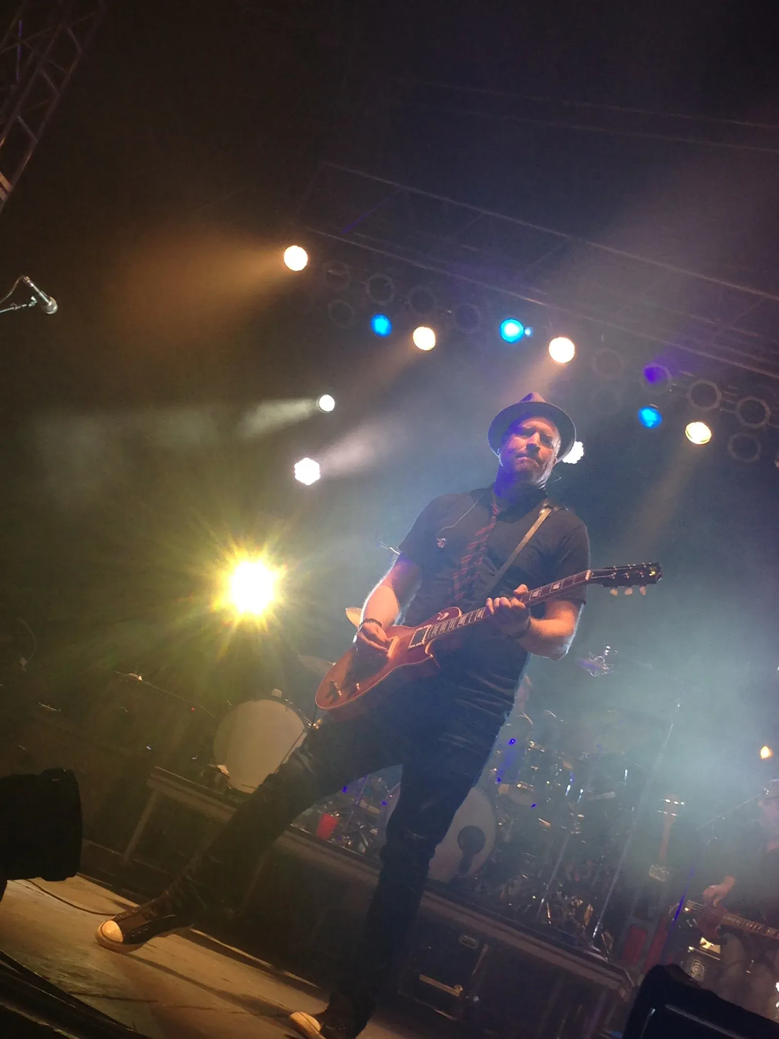 Dan Vickrey en concert avec les Counting Crows, guitare électrique en main