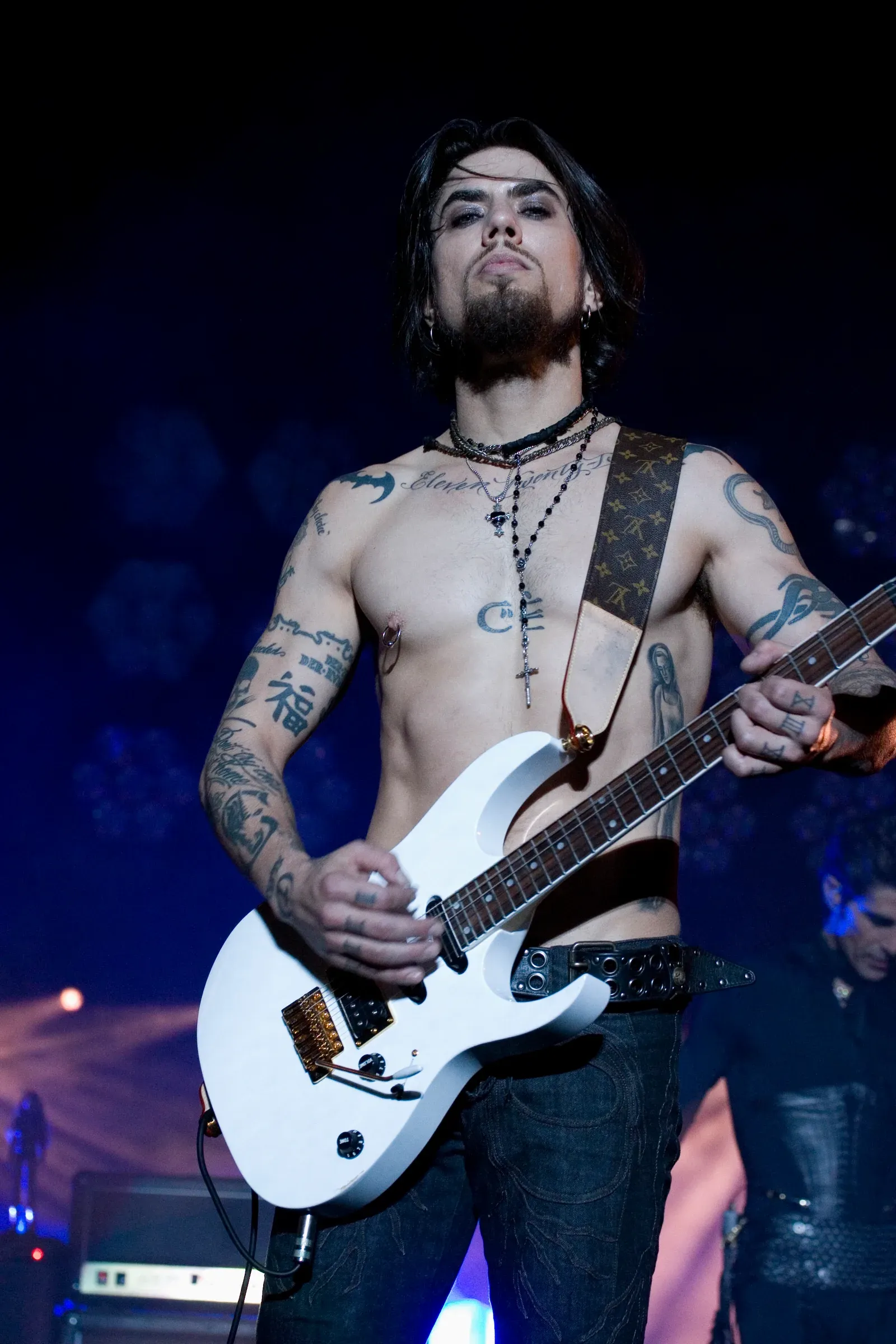 Dave Navarro sur scène avec une guitare électrique blanche