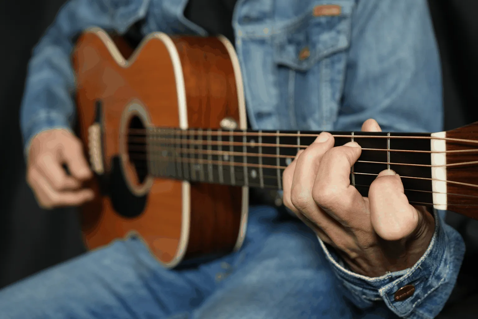 Adulte qui joue de la guitare avec plaisir