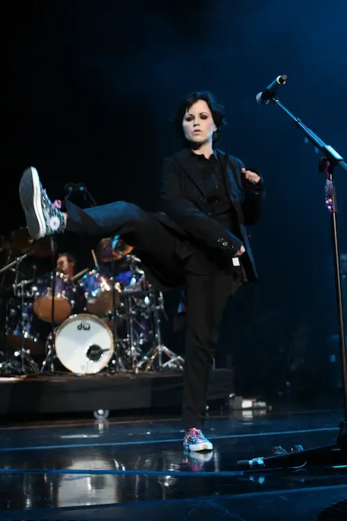 Dolores O'Riordan en action — concert dynamique