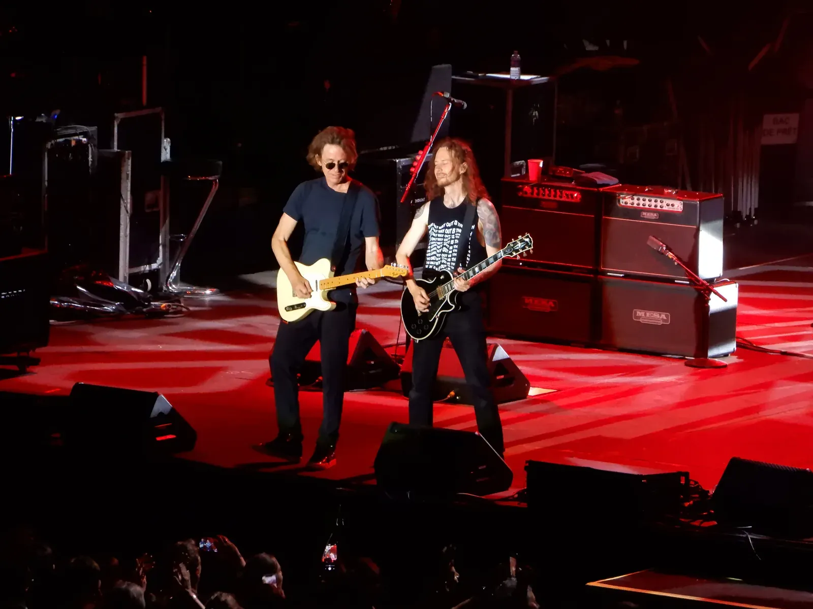 Dominic Miller et son fils Rufus sur scène avec Sting aux Arènes de Nîmes en 2022
