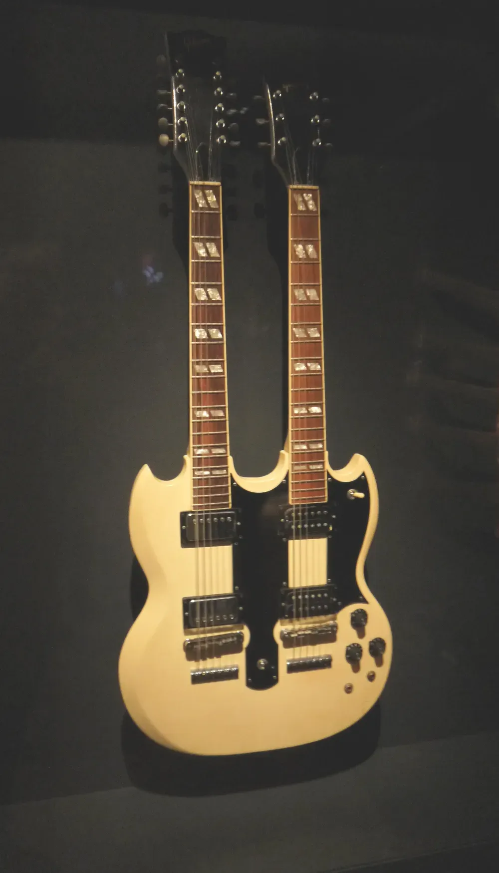 La Gibson EDS-1275 double manche blanche de Don Felder exposée au Metropolitan Museum of Art