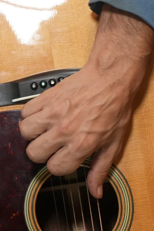 Guitariste concentré qui cherche un son propre à la guitare