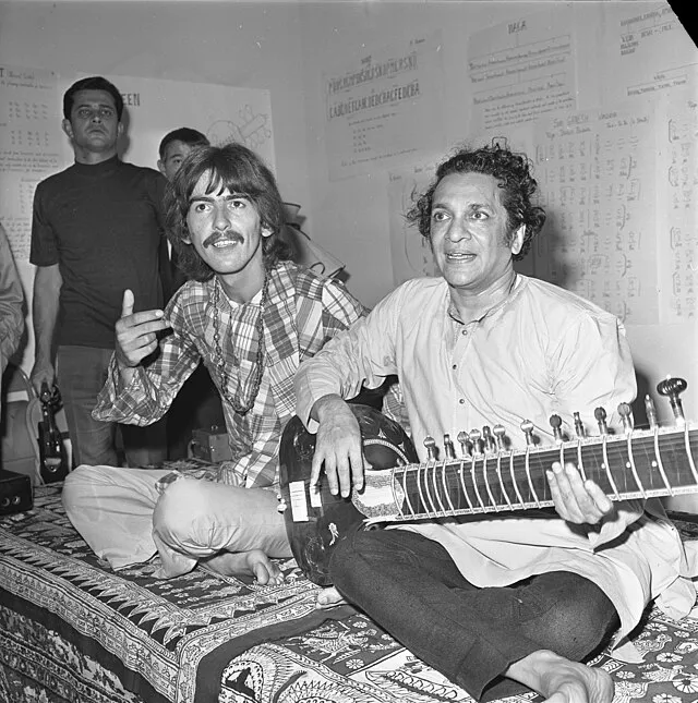 George Harrison avec Ravi Shankar en 1967