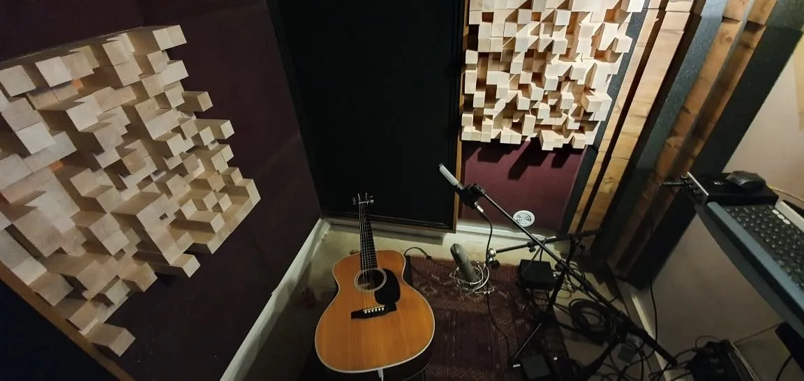 Guitare acoustique dans le studio Guitar Social Club, prête pour le test de niveau
