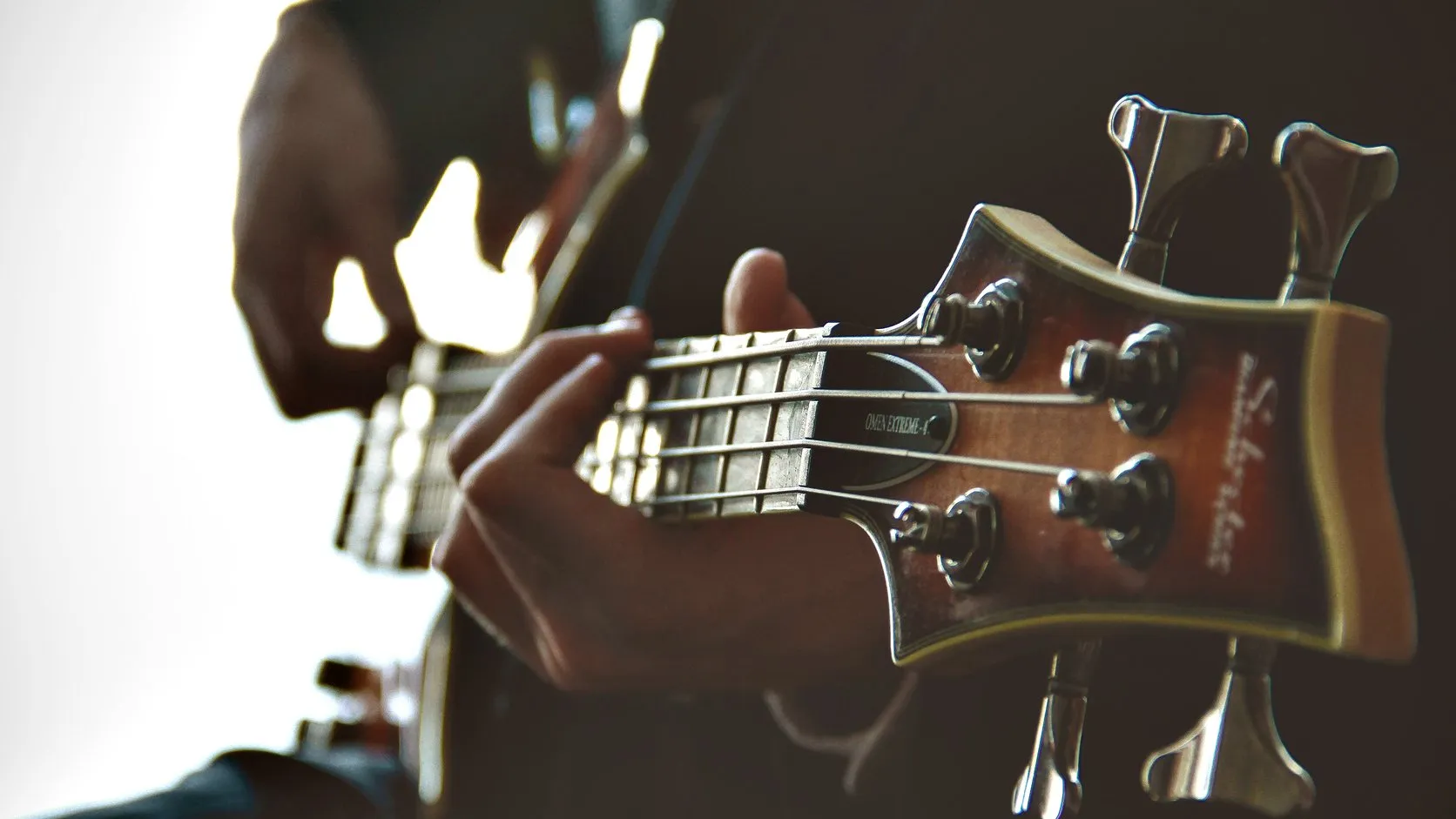 Guitariste jouant en rythme avec énergie et émotion
