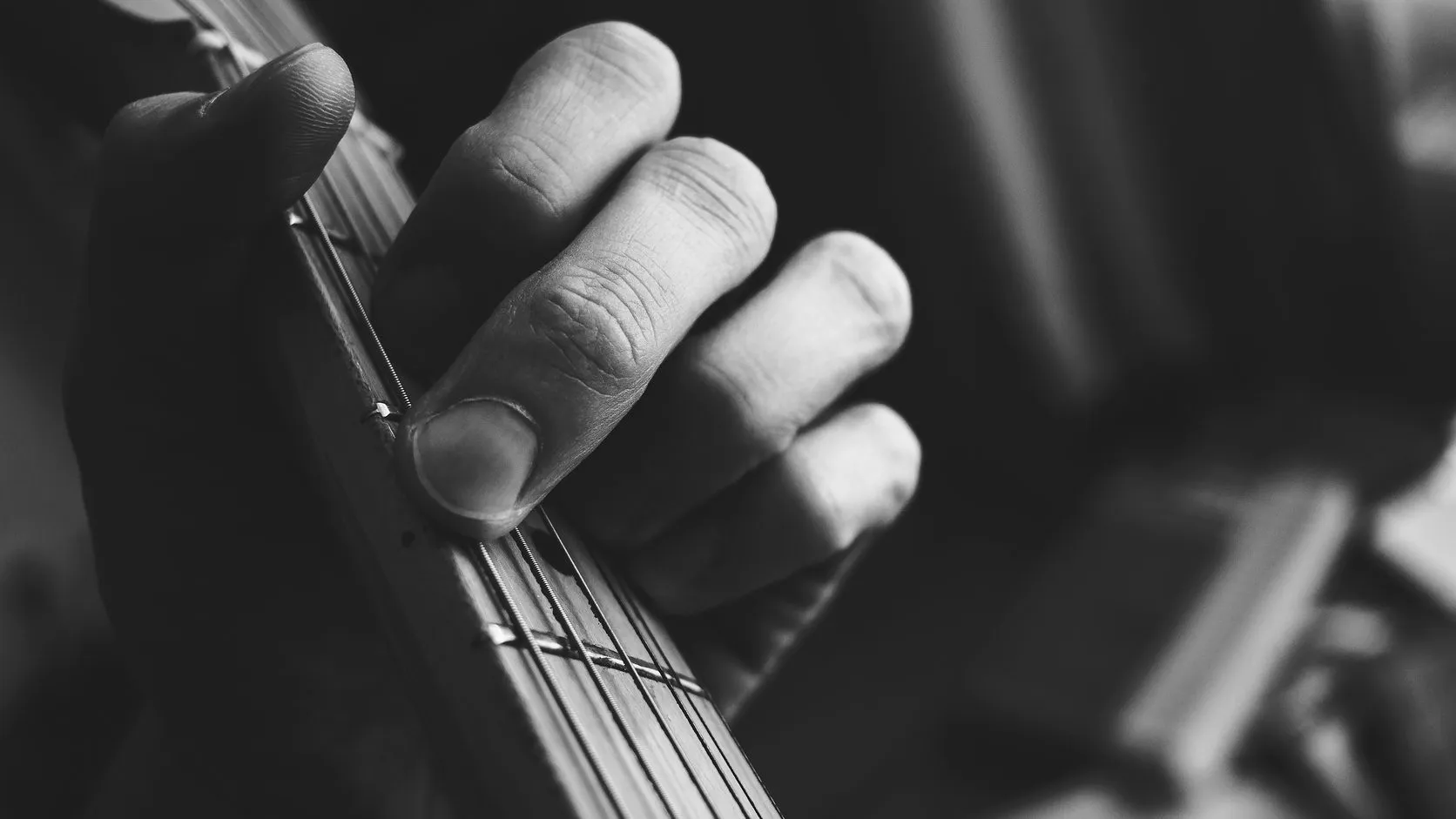 Guitariste en train de jouer dans une ambiance chaleureuse