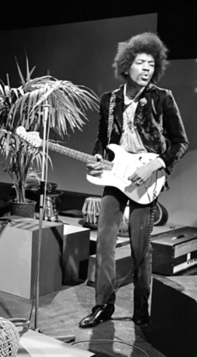 Jimi Hendrix en 1967 avec sa guitare