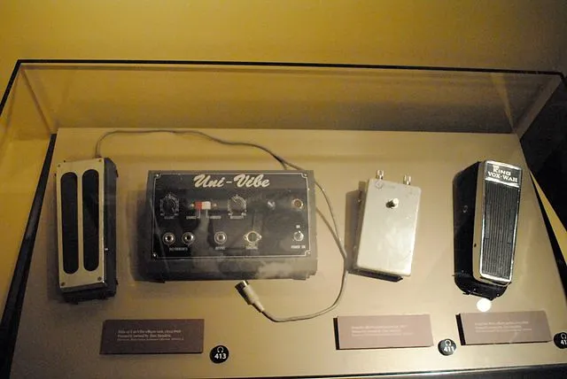Pédales et accessoires liés à l'univers sonore de Jimi Hendrix
