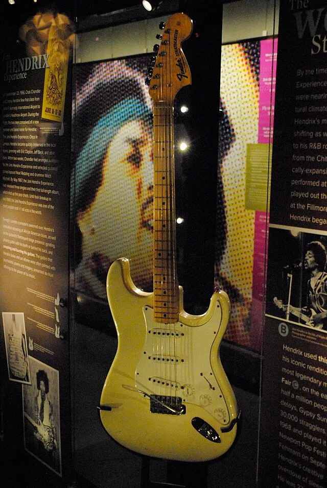 Jimi Hendrix avec sa Strat blanche à Woodstock