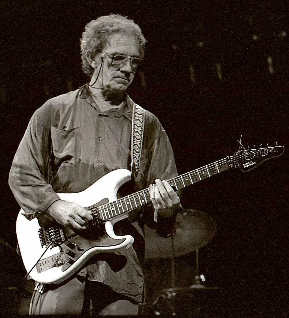 J.J. Cale sur scène, guitare électrique en main