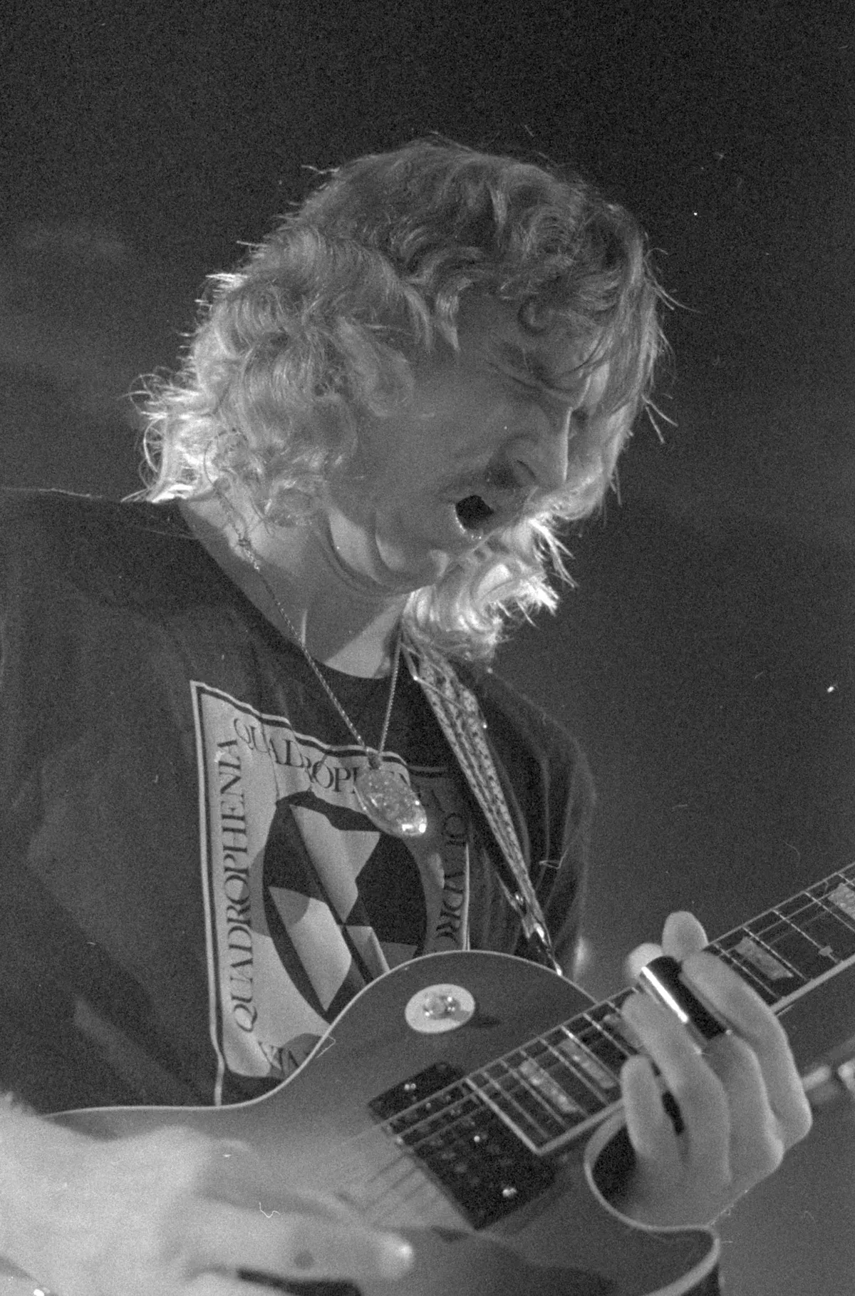 Joe Walsh jouant de la guitare slide sur une Les Paul en concert