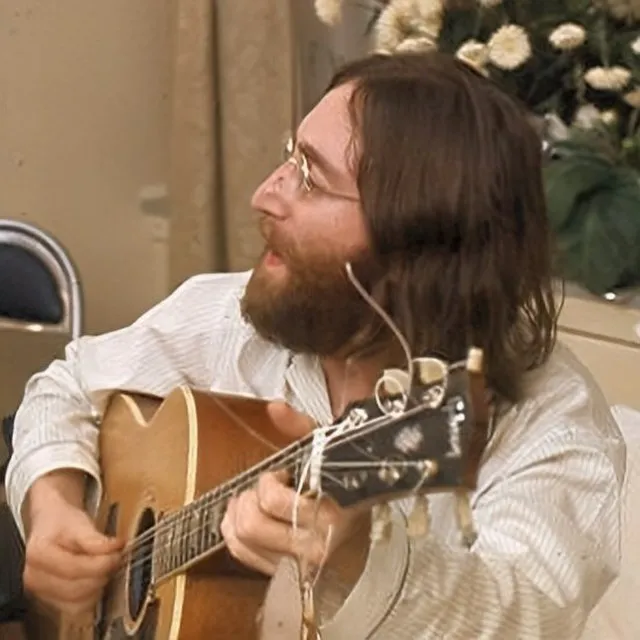 John Lennon en répétition guitare à la main