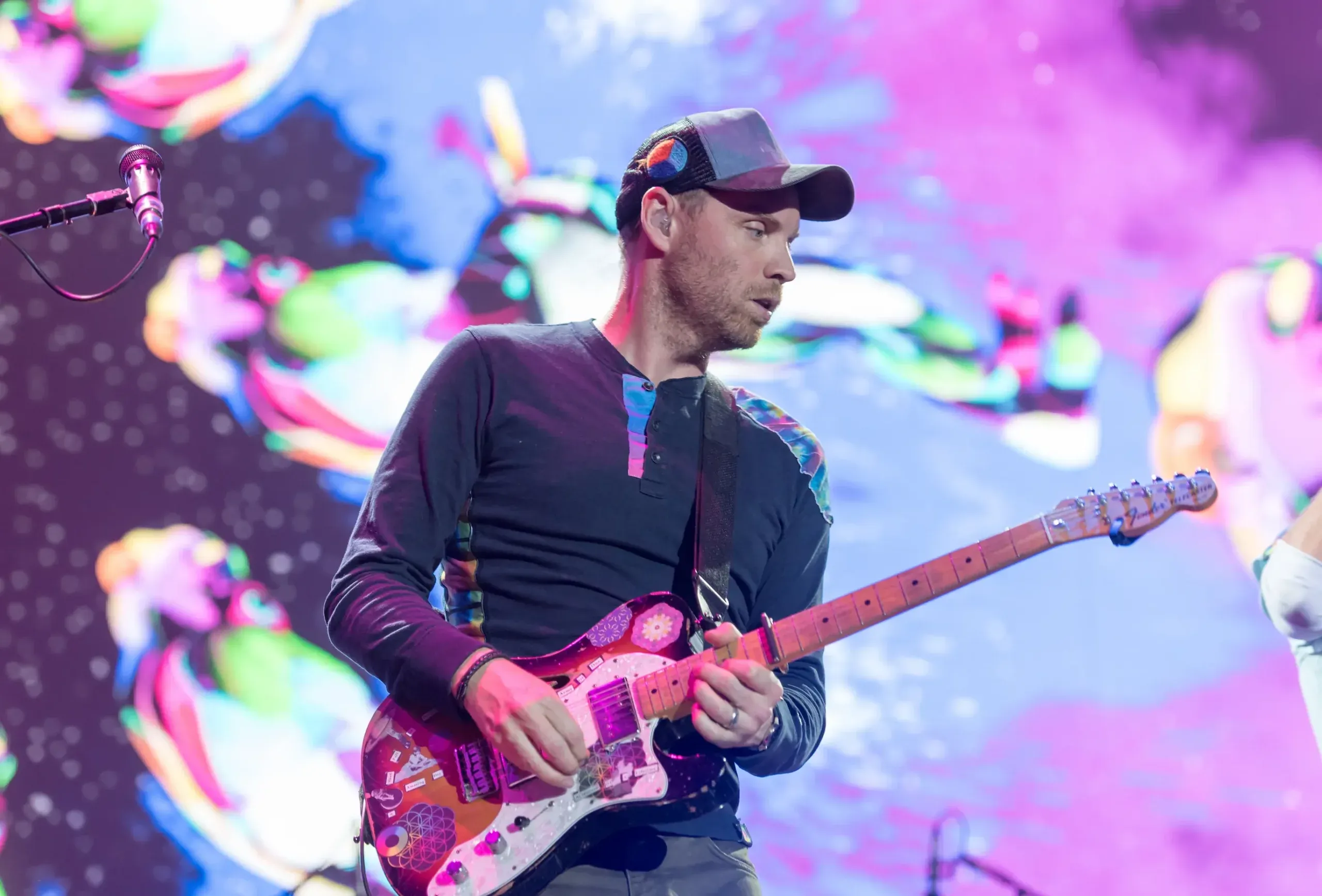 Jonny Buckland jouant de la guitare avec Coldplay en concert