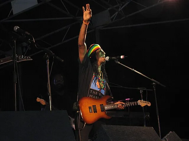 Junior Marvin guitare : style, reggae rock, lignes mélodiques et comment jouer comme lui