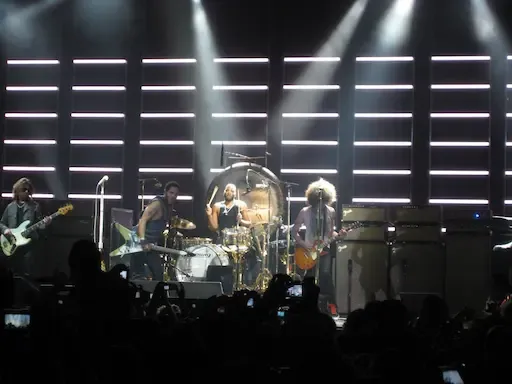 Lenny Kravitz avec son groupe sur scène