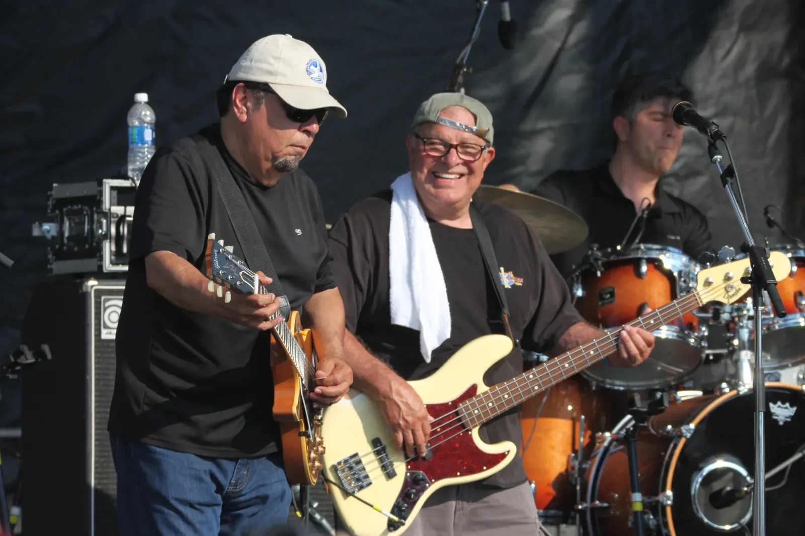 Los Lobos sur scène, guitaristes et bassiste