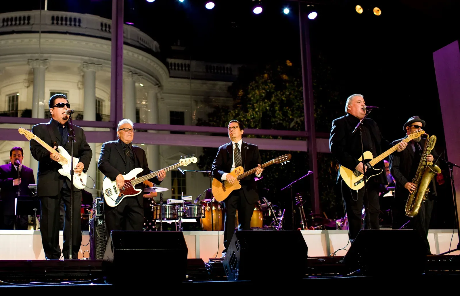 Los Lobos en concert, formation complète sur scène