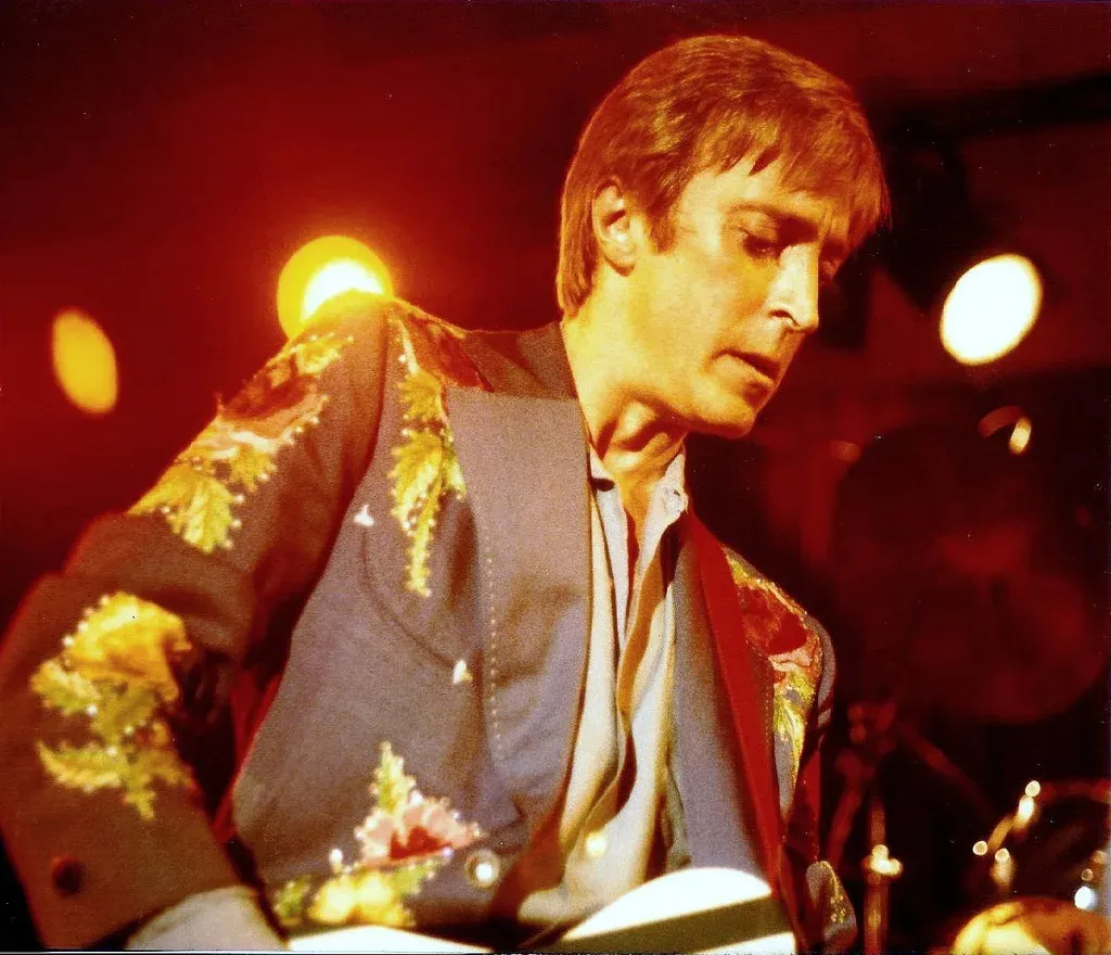 Mick Ronson sur scène avec sa guitare
