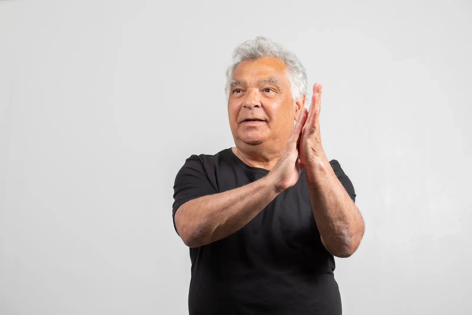 Portrait de Nicolas Reyes, chanteur des Gipsy Kings, les mains jointes