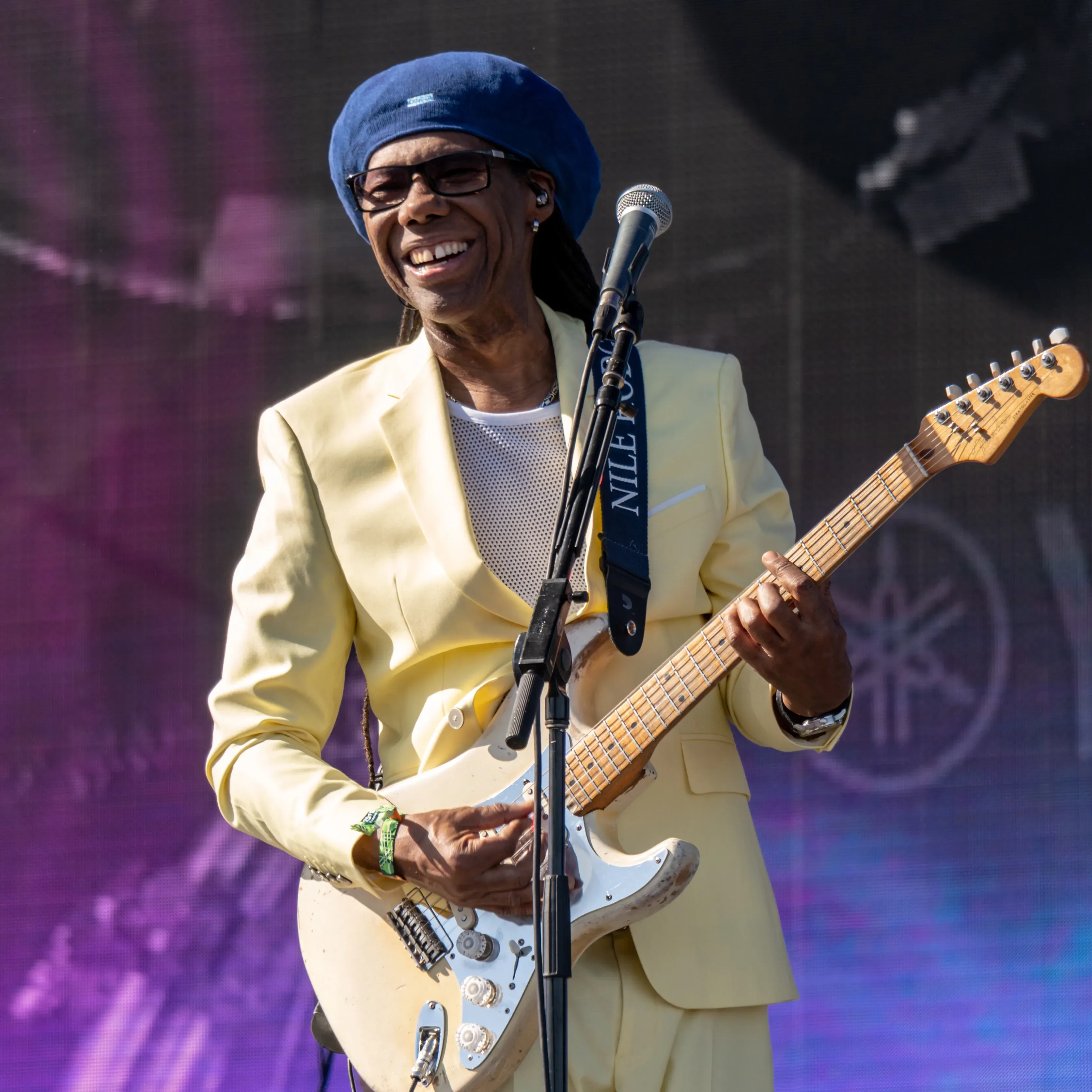 Nile Rodgers avec sa guitare en concert