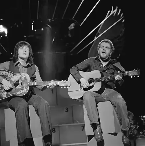 Performance en direct du groupe Stealers Wheel avec guitares sur scène