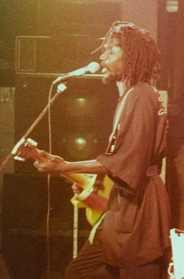 Peter Tosh guitare : style, groove reggae, autorité rythmique et comment jouer comme lui