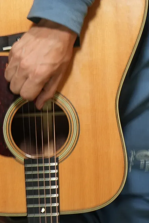 Guitariste jouant Thank U avec fluidité