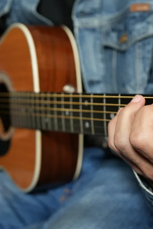La pompe basse-accord à la guitare : le boom-chick du folk, de la country et du manouche