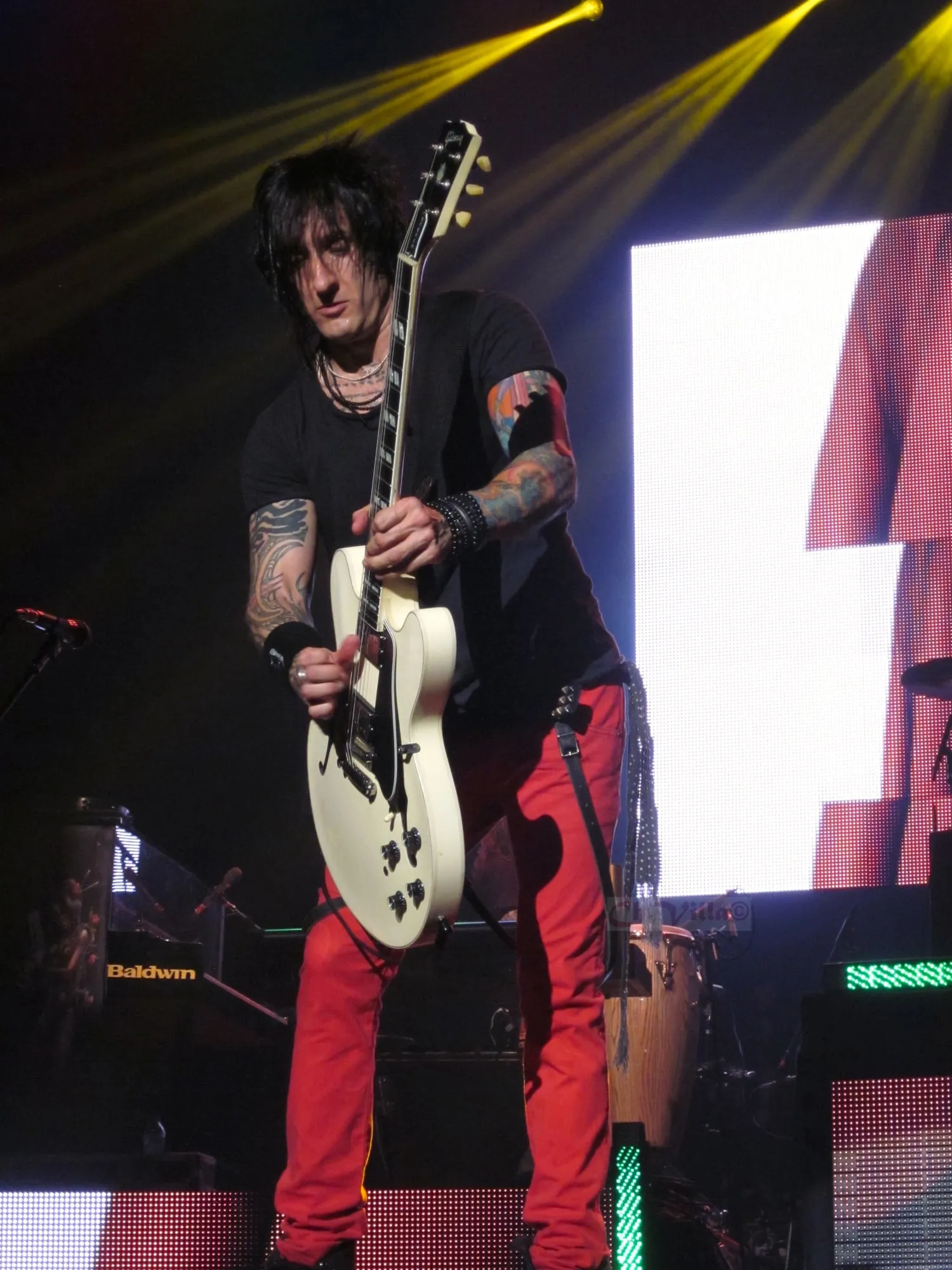 Richard Fortus guitare : précision, scène et rôle moderne chez Guns N’ Roses
